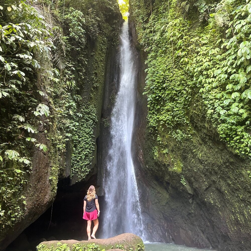 Meet your Posher, Lora